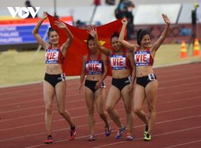 Hoàng Thị Ngọc, Quách Thị Lan, Nguyễn Thị Hằng, Nguyễn Thị Huyền giành HCV nội dung chạy tiếp sức 4x400m nữ với thành tích 3 phút 38 giây 01.